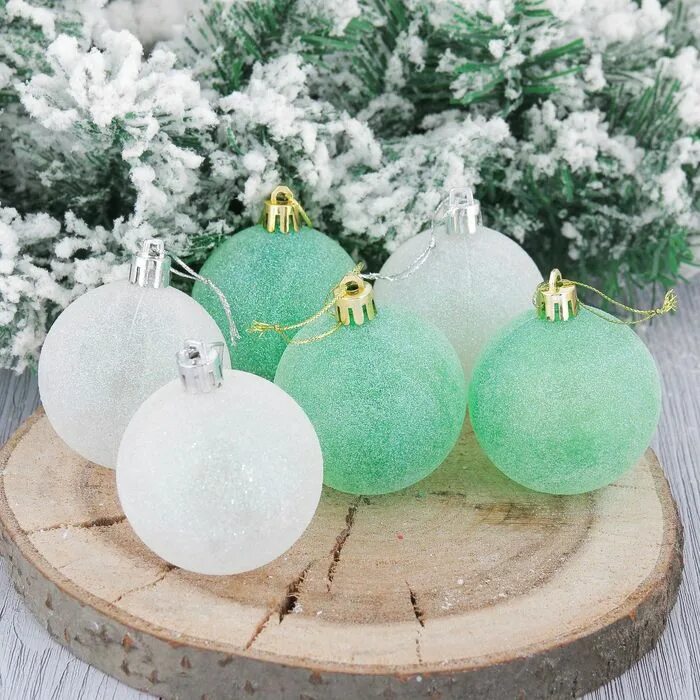 Зеленые елочные шары. Новогодние шары набор. Зеленые шары на елку. Шары пластиковые новогодние салатовые.