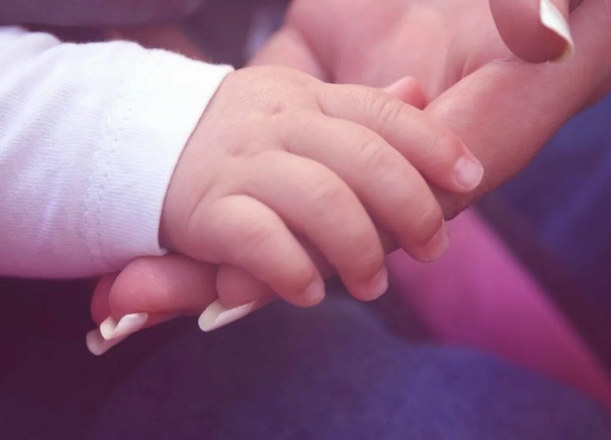 Папа надпись. Karin taylor картины. Спасибо небесам за такую маму. Спасибо вам мамы за то что мы есть. Молится на фоне неба.