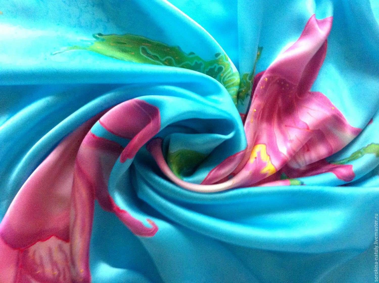 Почему шелк хорошо драпируется. Шелковые ткани для платков. Платок натуральный шелк. Батик платок. Платки батиком Магнолия.