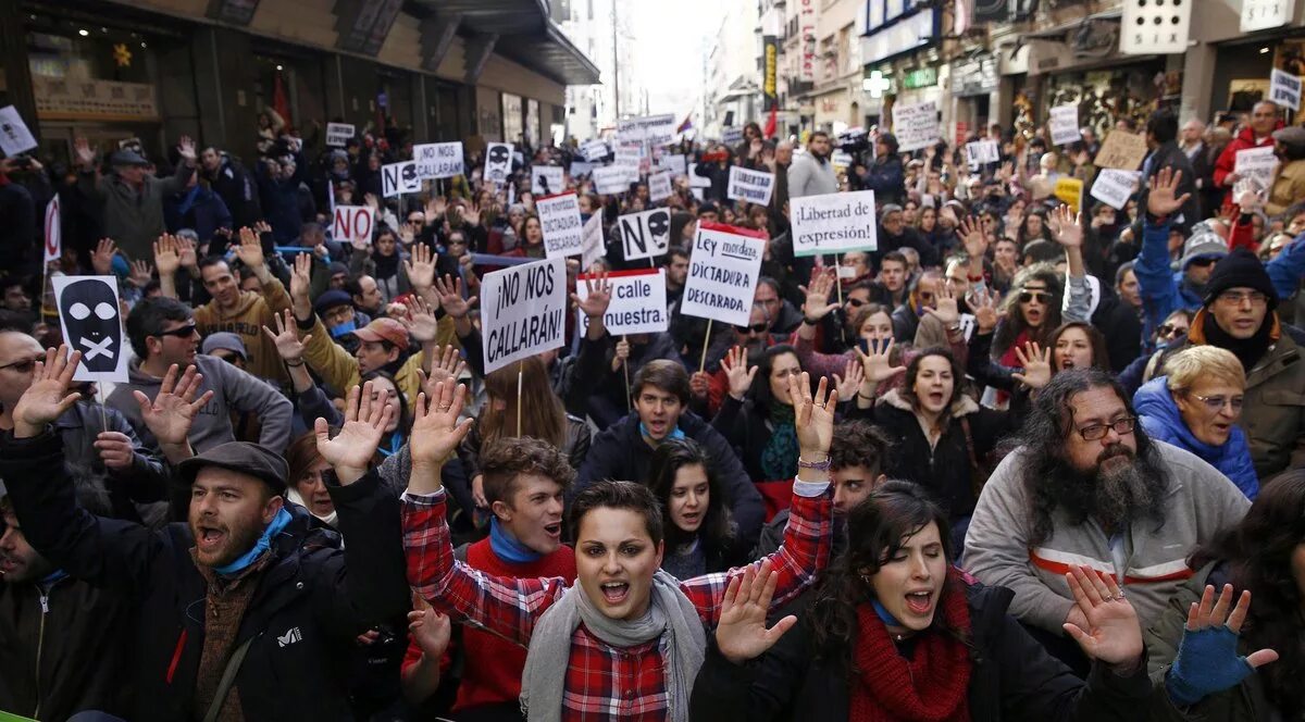 Небольшая группа людей для выражения протеста. Бильбао протесты. Protestas. Нота протеста Финляндии. Каталония юмор.