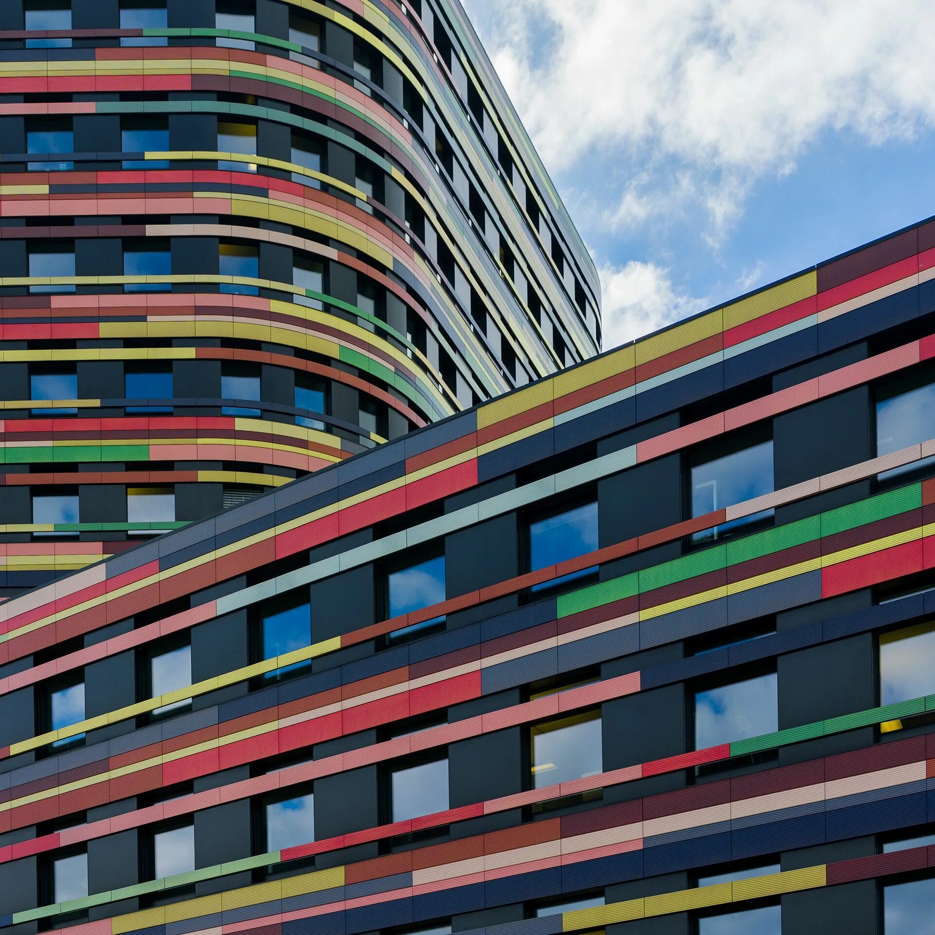 Color building. Архитектура цветные трубы. Colorful building. Global Colors здание.