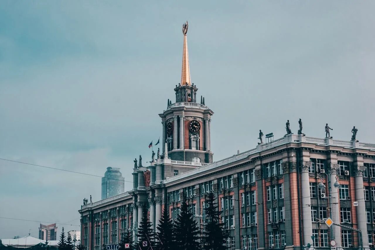 Здание свердловского горсовета екатеринбург. Здание московской мэрии. Екатеринбургская городская дума здание. Мэрия тверская 13. Здание мэрии города.