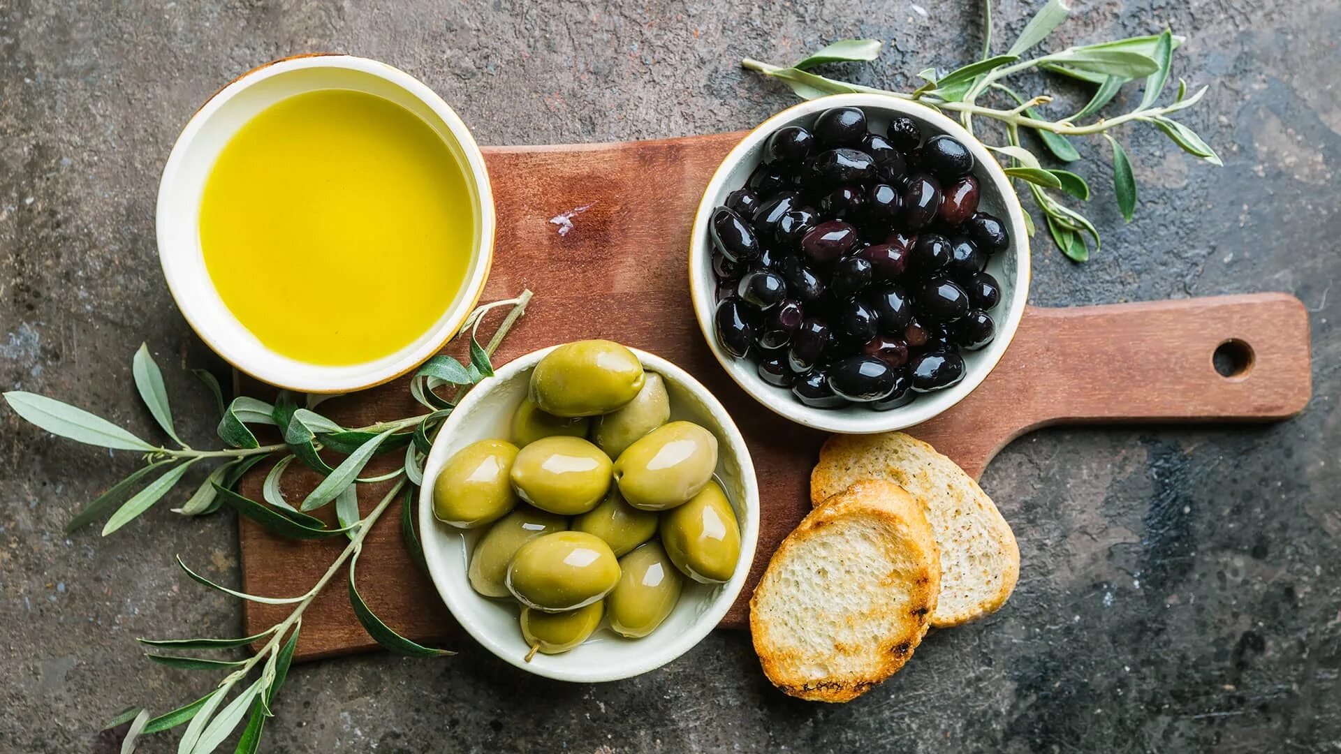 Оливки. Оливки и маслины. Оливки и оливковое масло. Оливки сверху.