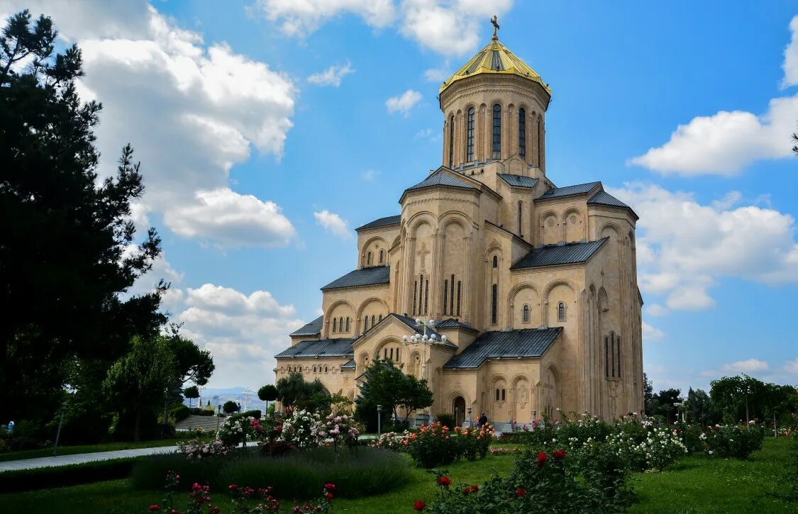 Троица тбилиси. Храм Самеба в Тбилиси.