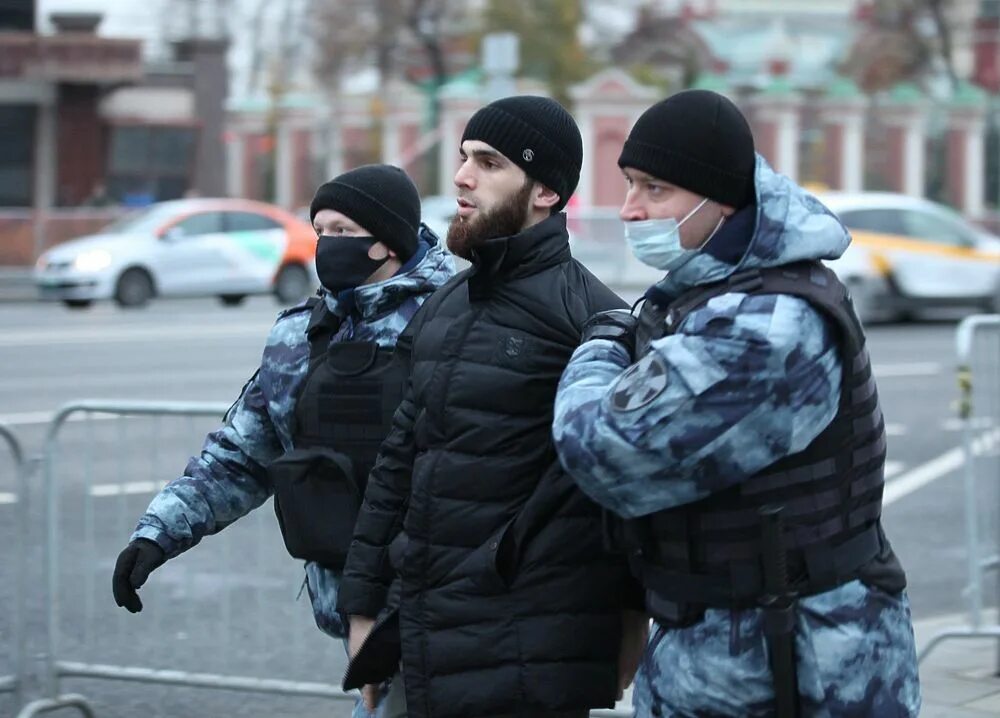 Митинг мусульман. Мусульмане у посольства Франции в Москве. Митинг у посольства Франции в Москве. Задержания у посольства Франции в Москве. Посольство Франции в Москве полиция.