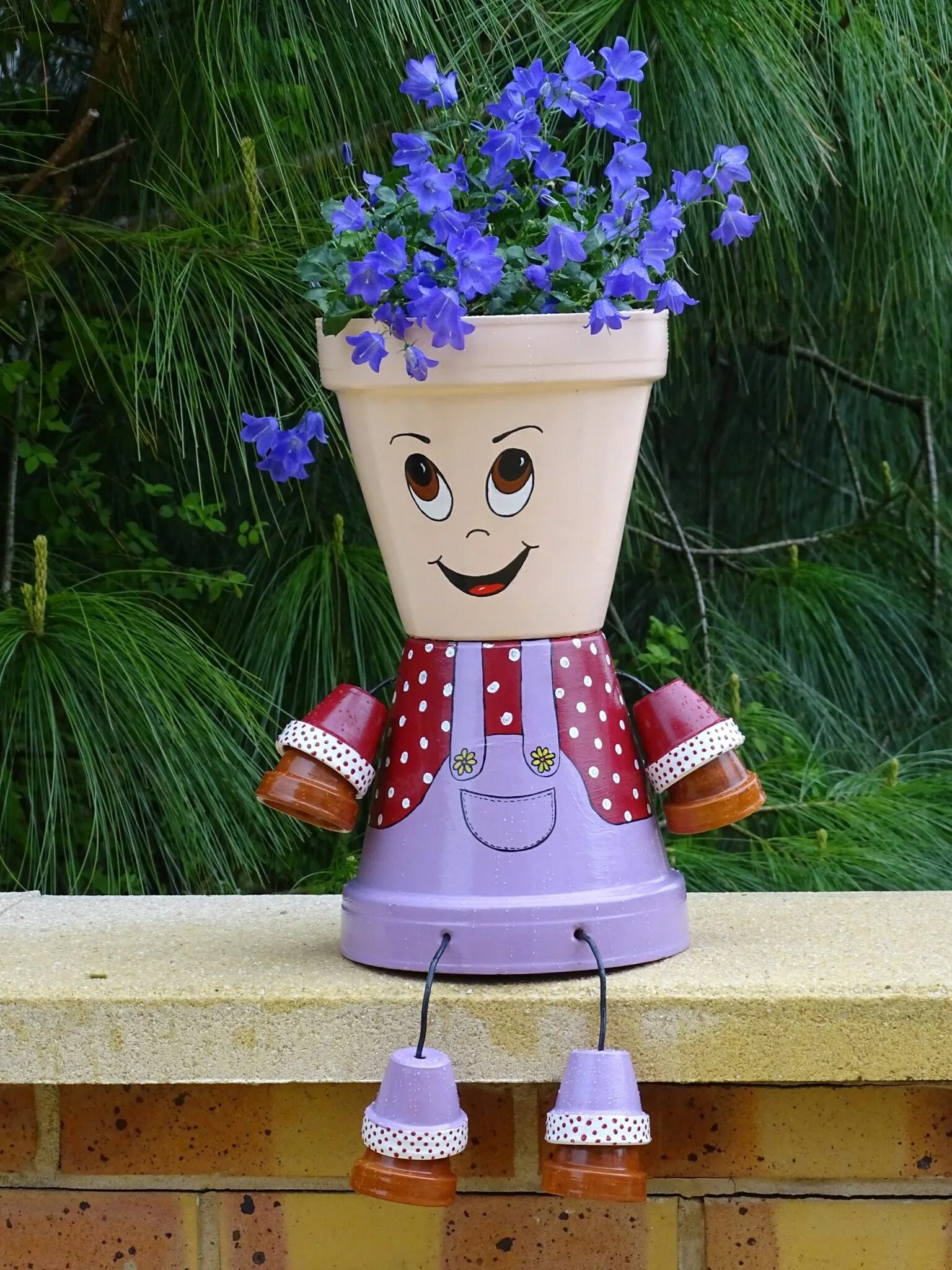 украшения для сада из цветочных горшков. поделки горшок. интересные горшки для цветов. человечки из цветочных горшочков. горшок для цветов из пластиковой бутылки.