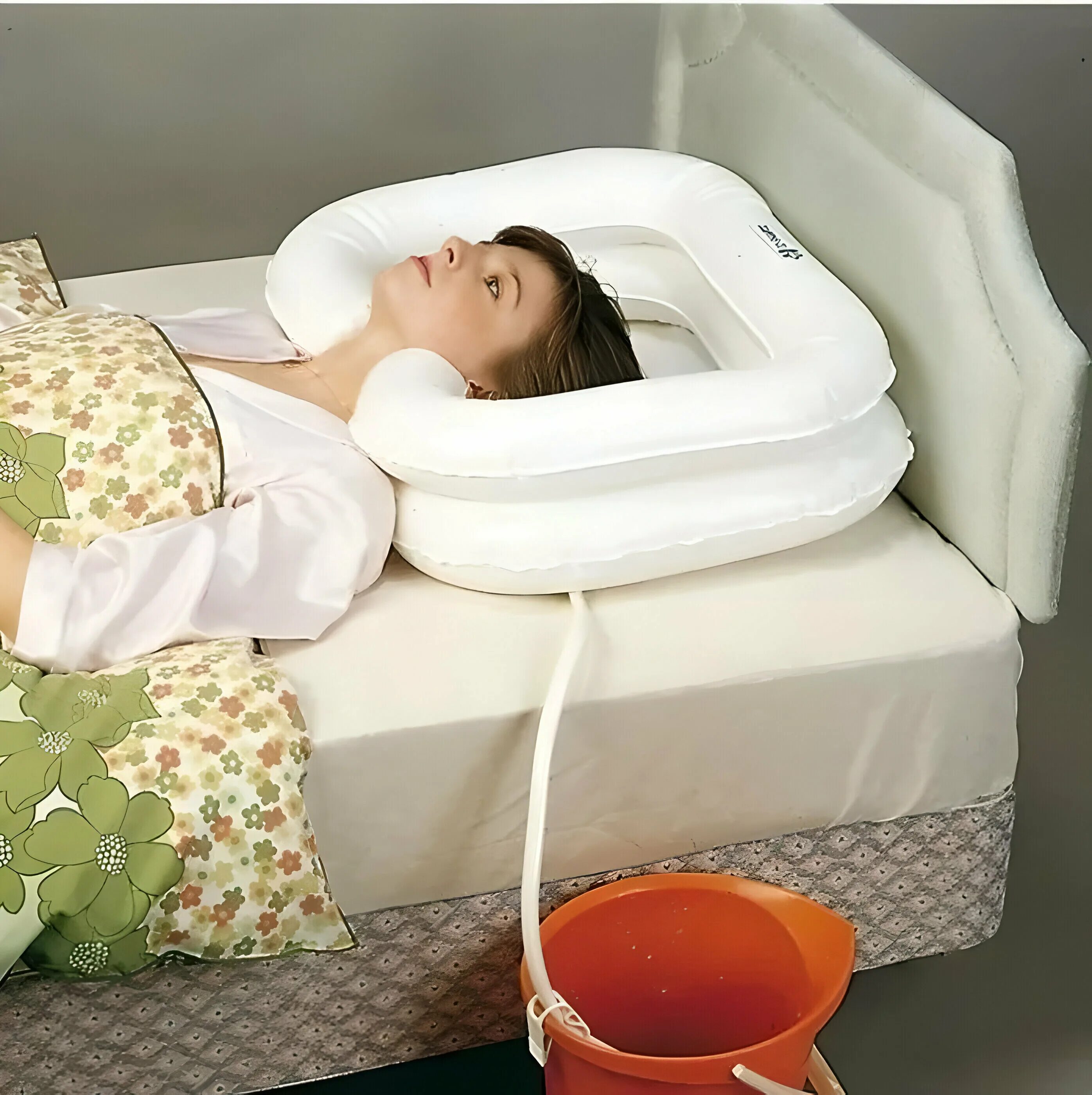 Для мытья головы лежачих больных. Гигиена лежачих больных. Мытье головы лежачему больному. Гигиена лежачего. Ванна для мытья головы лежачих больных.