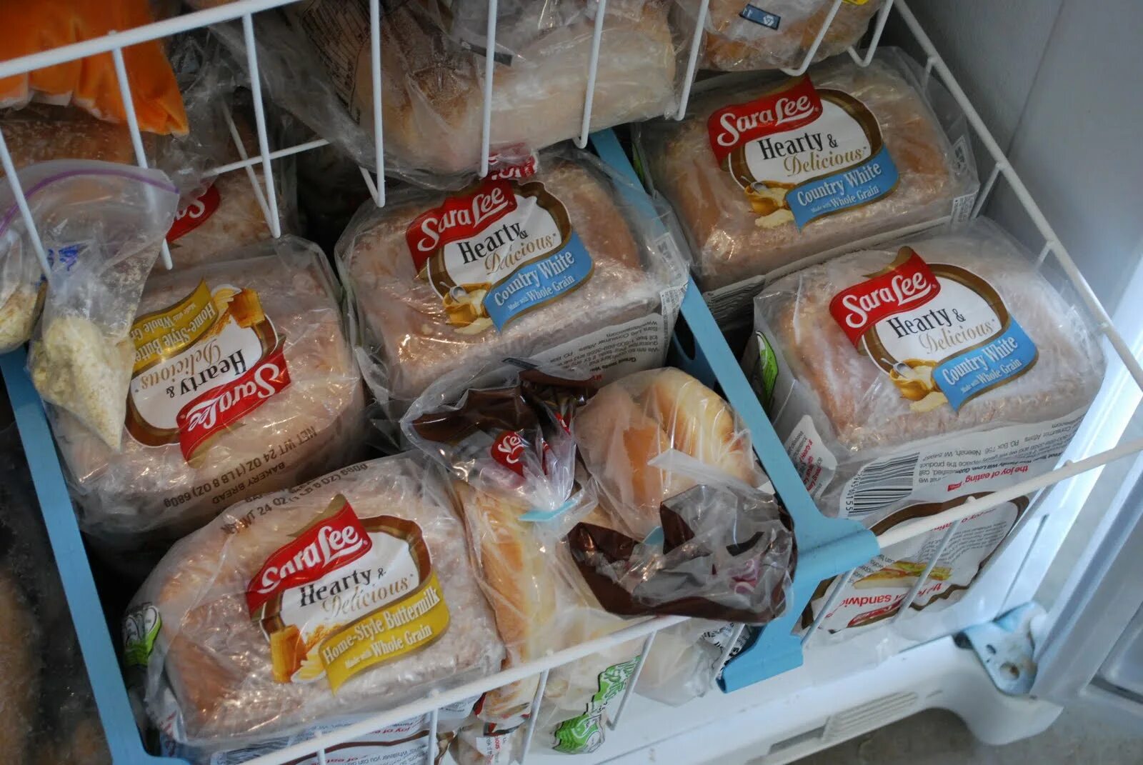 Замороженный хлеб. Замороженные хлебобулочные полуфабрикаты. Хлеб в заморозке. Замороженный хлеб в морозилке.