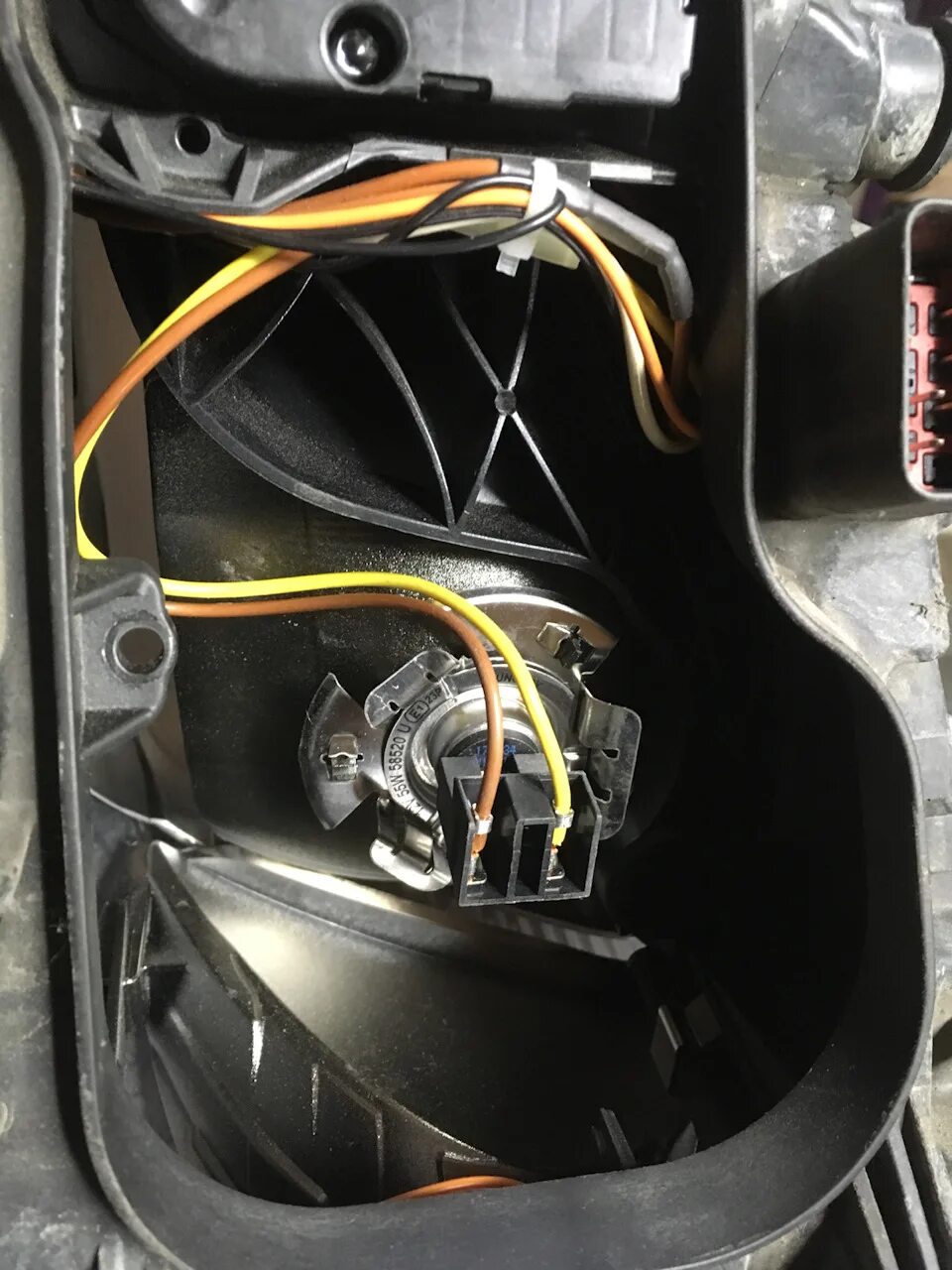 Лампочки ближнего света на volvo s40. Вольво лампочка замена. Вольво лампочка замена. Лампочка дальнего света вольво хс90. Лампочка ксенон volvo s80 2010.