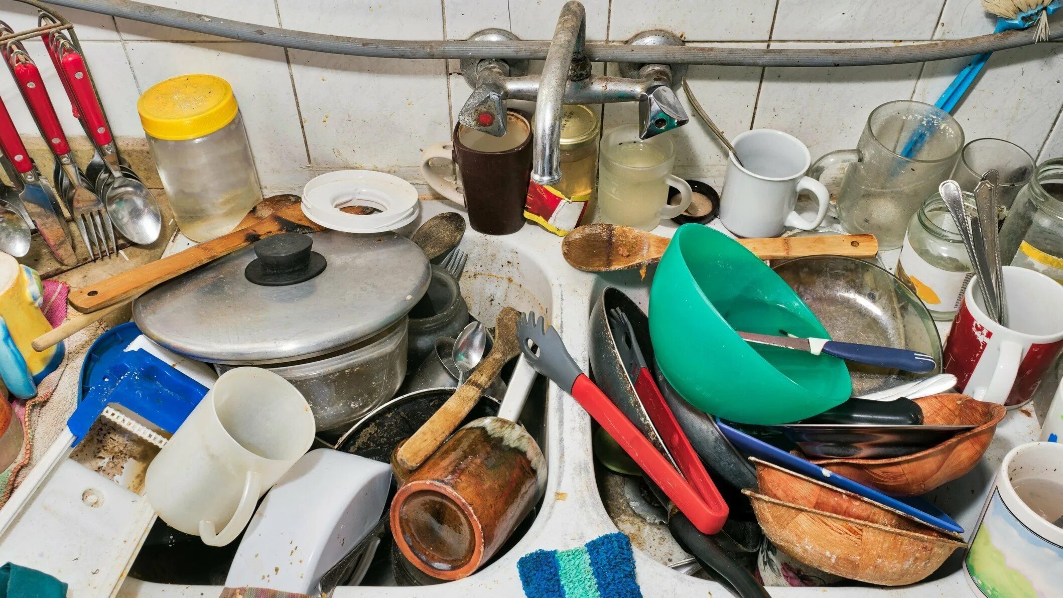 Грязная посуда. Куча грязной посуды. Гора грязной посуды. Немытая посуда.
