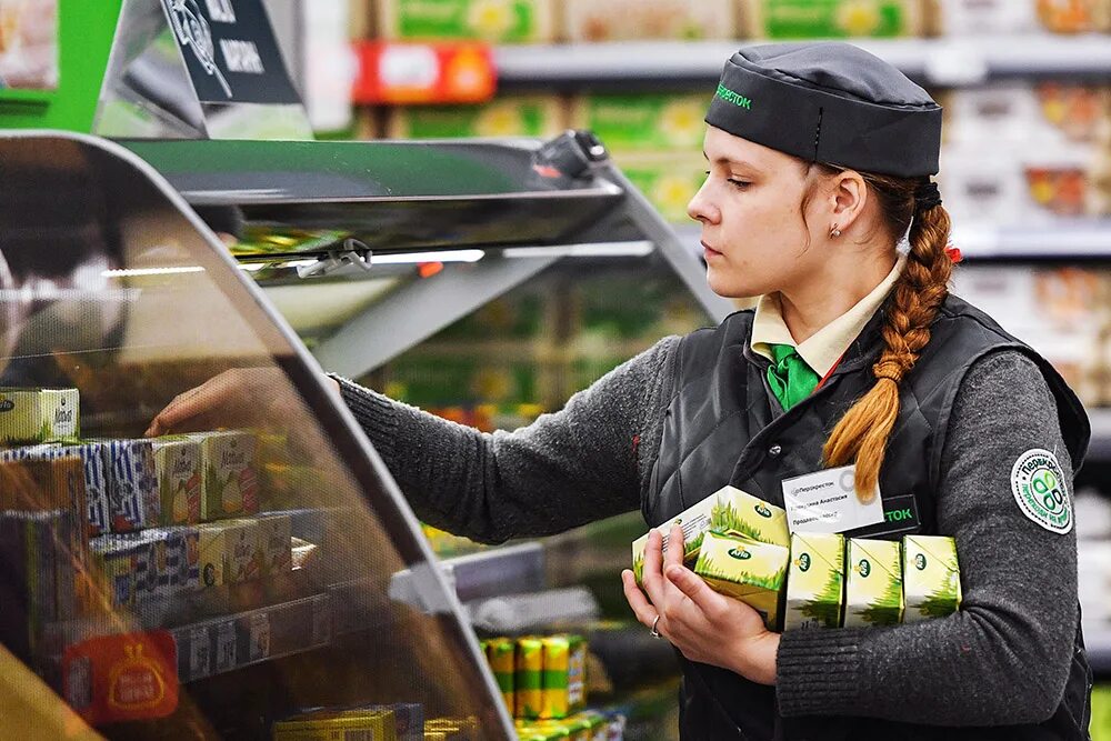 Перекресток продавец. Перекресток работники. Продавщица перекрестка. Продавец кассир перекресток.