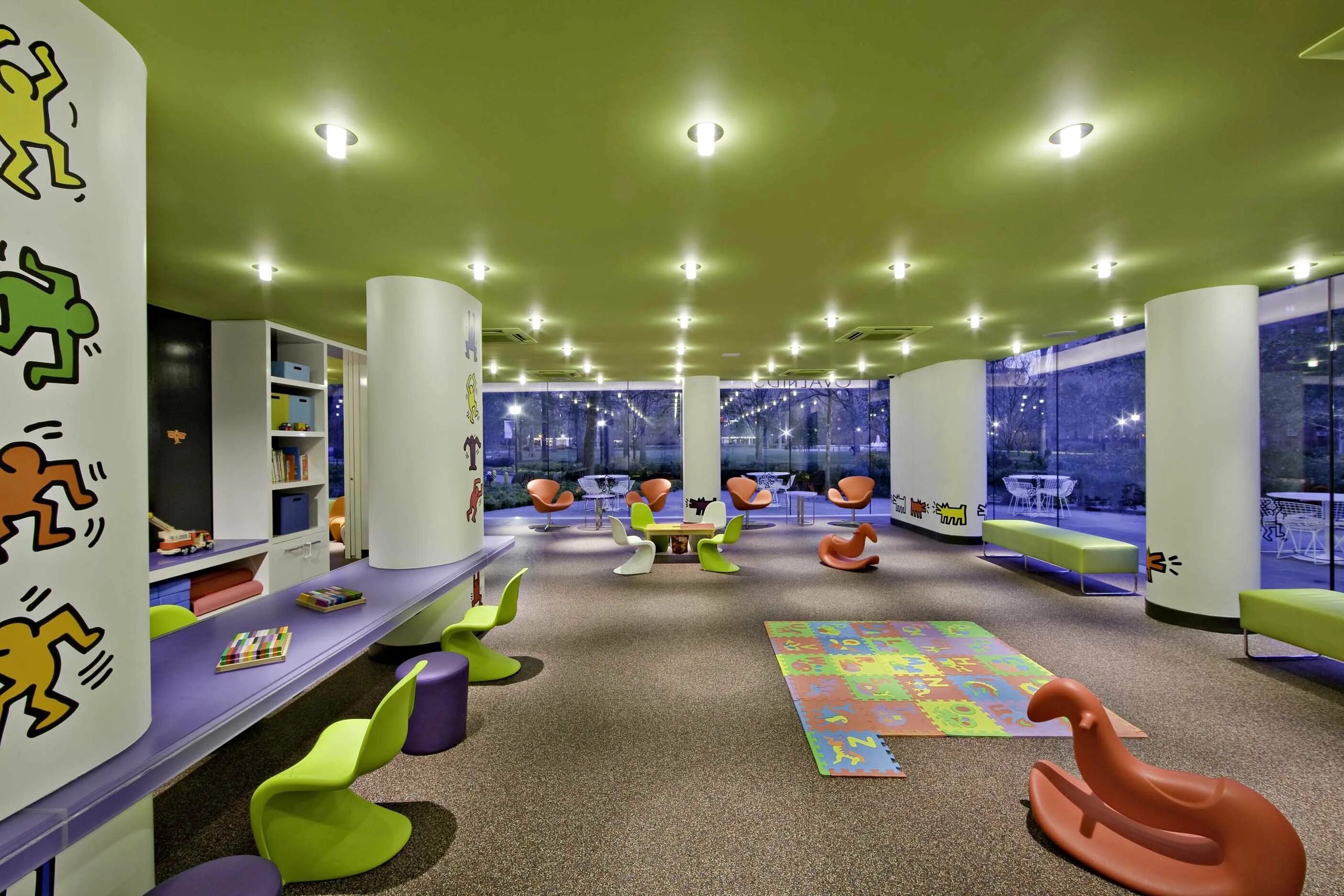 Интерьер школы будущего. Мебель для коворкинг зоны в школе. Современный класс. Новопечерская школа киев интерьер. Проекты зоны в школе.