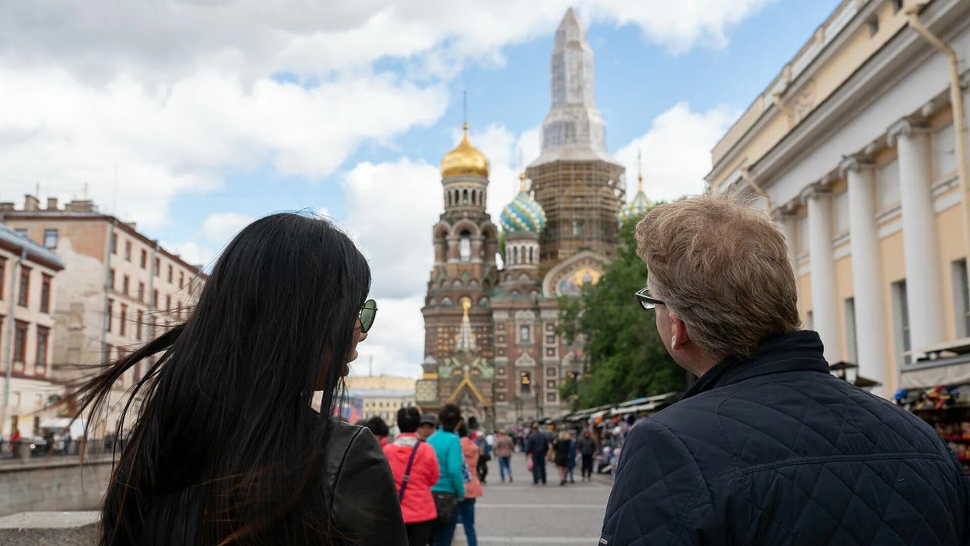 Сколько людей в спб 2024. Туристы в Санкт-Петербурге. Питер туризм. Питер для туристов 2022. Питер в сентябре для туристов.