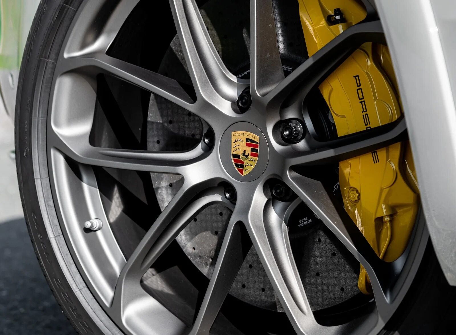 Диски порше. Диски порше кайен r22. porsche cayenne gts диски. диски для порше кайен r22 оригинал. porsche cayenne coupe диски.