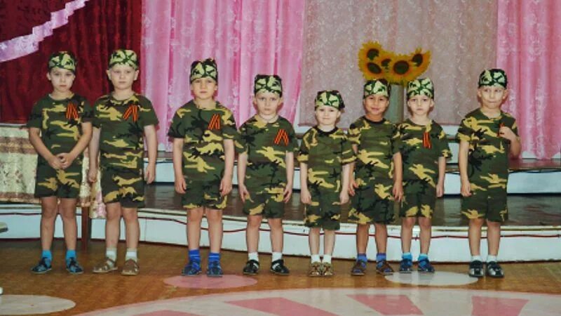 В ней армия отважна и сильна. Будущий солдат. Шоу-группа "Престиж" - "мальчишка будущий солдат". Украинские солдаты в детском садике. Россия огромная Страна и армия отважна и сильна.