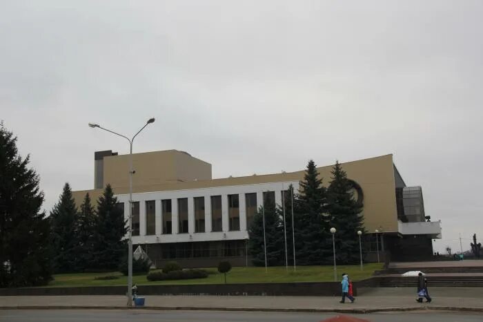 Нгду речицанефть руп по белоруснефть. Современный дворец культуры. Дворец культуры речицы. Буровая вышка белоруснефть. Памятник буровикам в альметьевске.