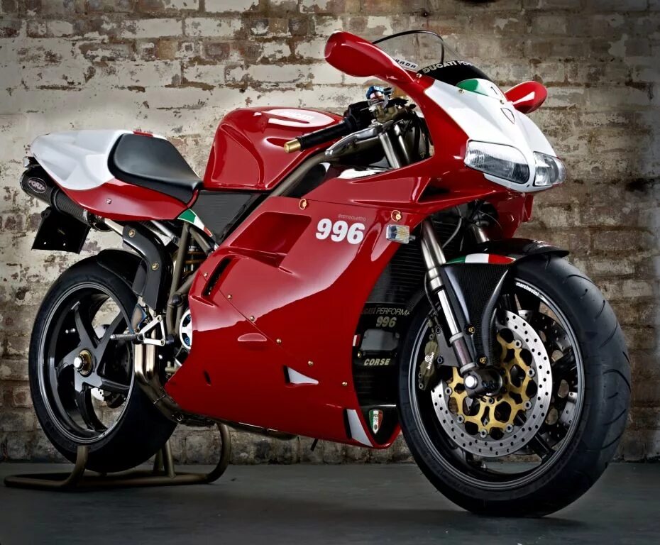 Байк 75 авто. Мотоцикл Ducati 996. Мотоцикл Дукати 996. Дукати Ламборгини мотоцикл. Мотоцикл Феррари красный.