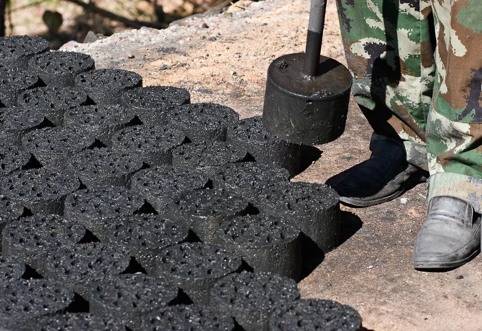 Пресс для брикетирования древесного угля. Пресс для брикетирования древесного угля. Брикеты из угольной пыли. Станок для брикетирования угольной пыли. Брикеты из шлама.