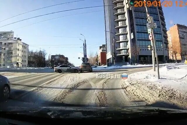 Ленин орджоникидзе. Перекресток Орджоникидзе Ленина Ижевск. Перекрёсток Ленина Орджоникидзе знаки дорожные. Орджоникидзе Ижевск ужасная дорога. Перекрёсток Ленина Орджоникидзе выделена для автобуса.