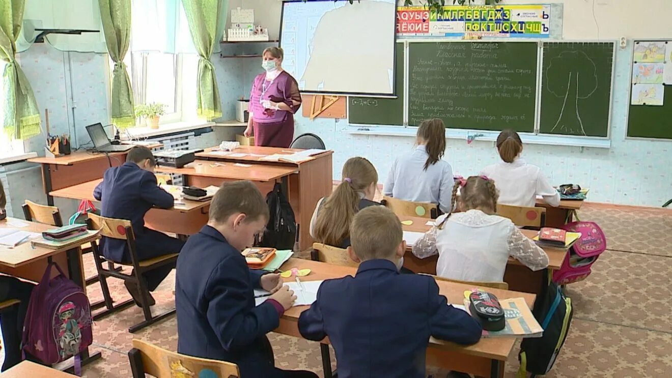 Учитель работает в сельской школе. Учитель в сельской школе. учитель в деревне. учителя школы 6 брянск. учителя 6 школы.