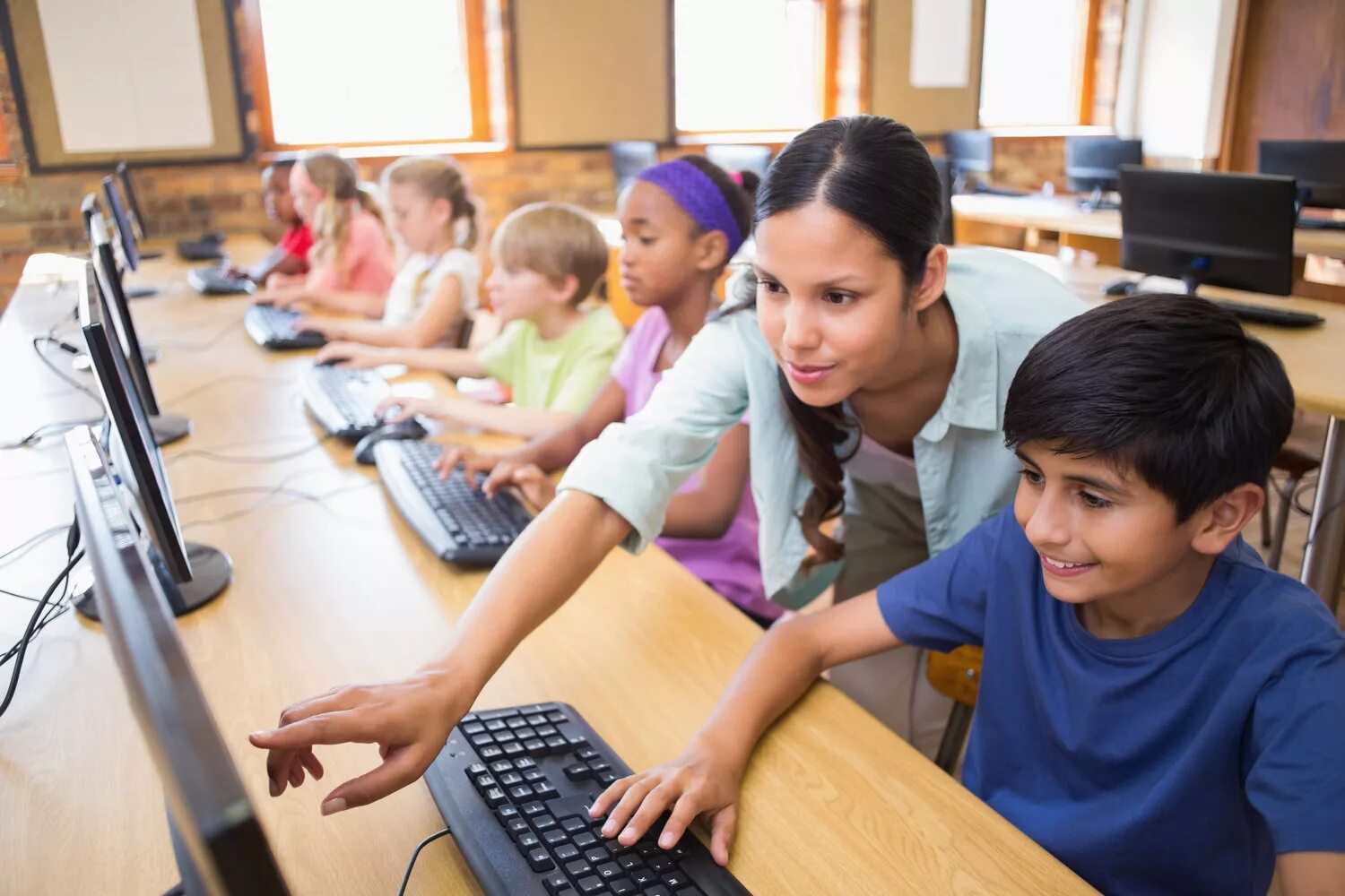 Дети за компьютером в школе. Компьютер для школьника. Школьники в компьютерном классе. Школьники на информатике.