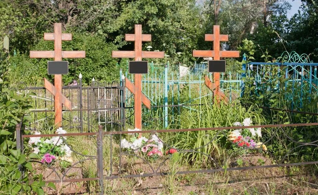 Похороненный крест. Могильный крест на могиле православных. Пятое кладбище Череповец. Православный крест могилт Могильный. Деревянный крест на кладбище.
