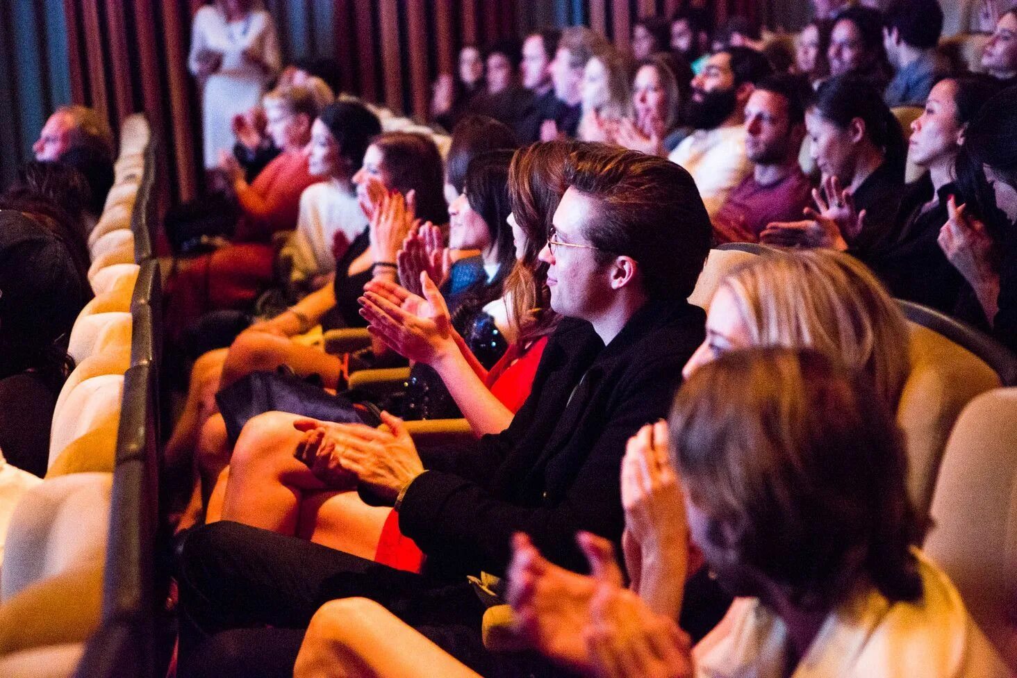 кинотеатр. кинотеатр мир тамбов. кинозал в библиотеке. посетитель кинотеатра. подростки в театре.