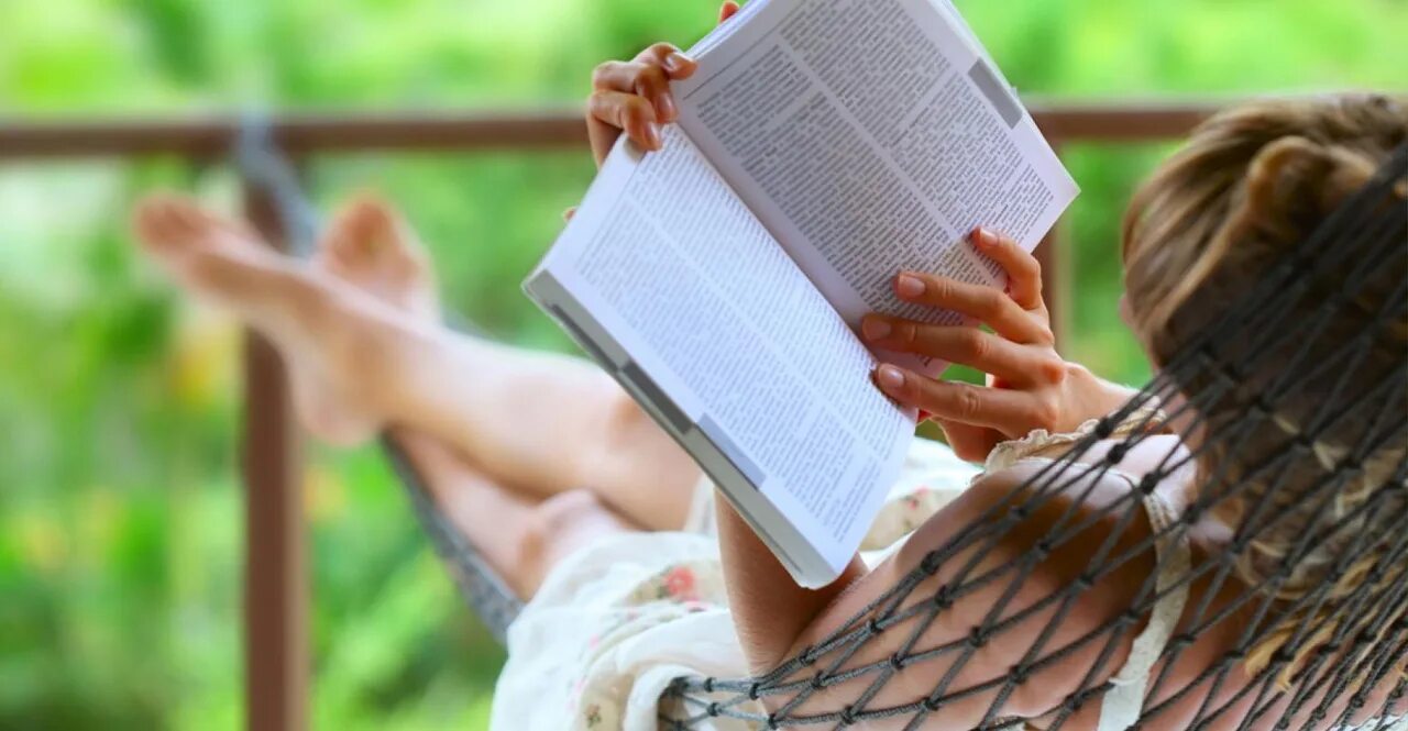 Фотосессия с книгой. Чтение книг. Девушка с книгой. Книга человек. Наслаждение читать.