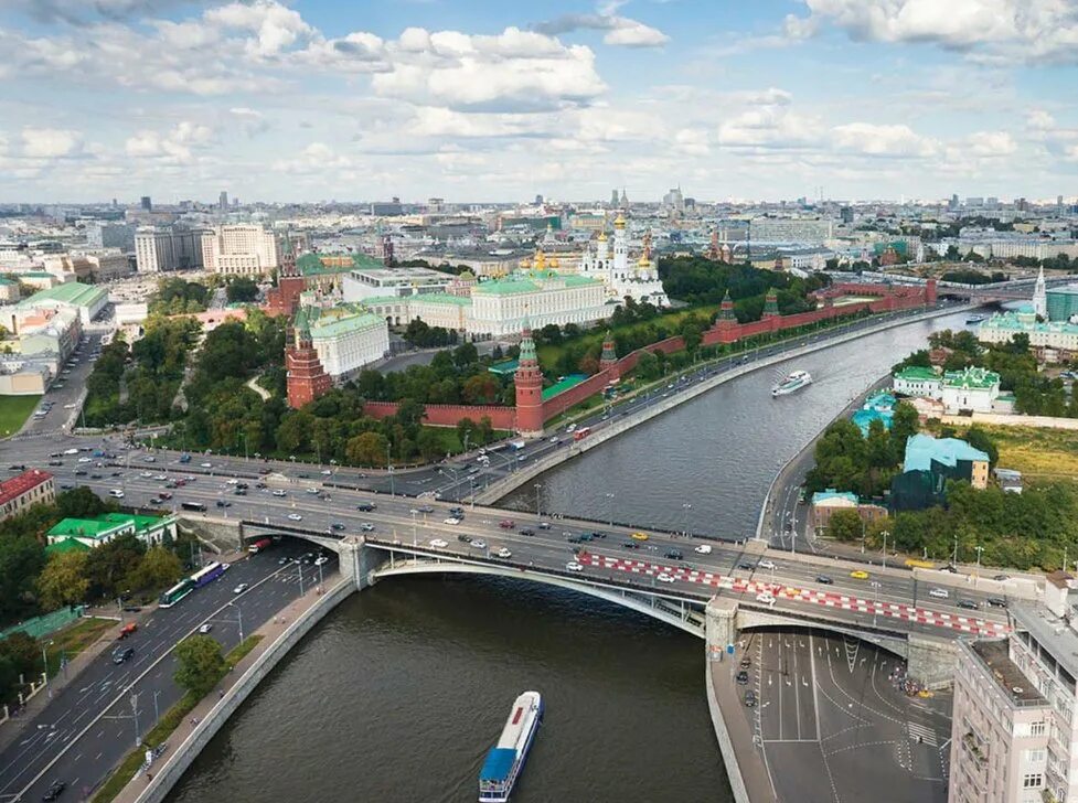 Боровицкий мост Москва. Большой каменный мост в Москве. Кремлевская набережная большой каменный мост. Большой каменный мост, Москва, Берсеневская набережная. Местоположение моста