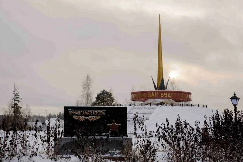 Табло пыть ях. Пыть ях мемориал славы. монумент славы пыть ях. аллея славы пыть-ях. пыть ях обелиск.