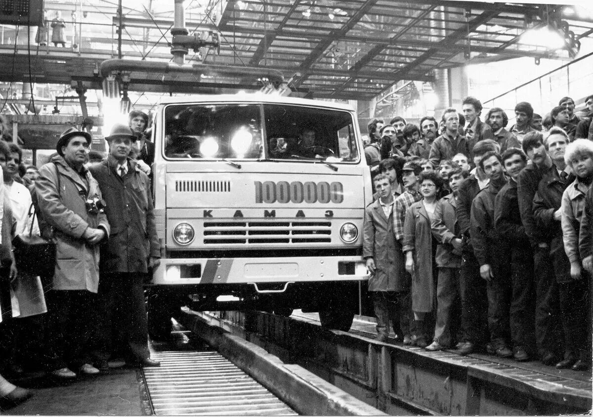 Первый камаз сошел с конвейера. Завод камаз в набережных челнах ссср. Камаз завод 1970. Первый камаз 54102 1967 года. Первый камаз 5320.