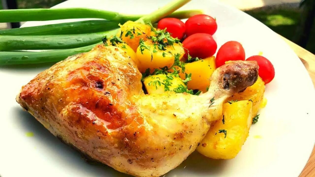 Куриные окорочка в духовке. Куриные окорочка с картофелем. Окорочка запеченные в духовке. Окорочок куриный запеченный