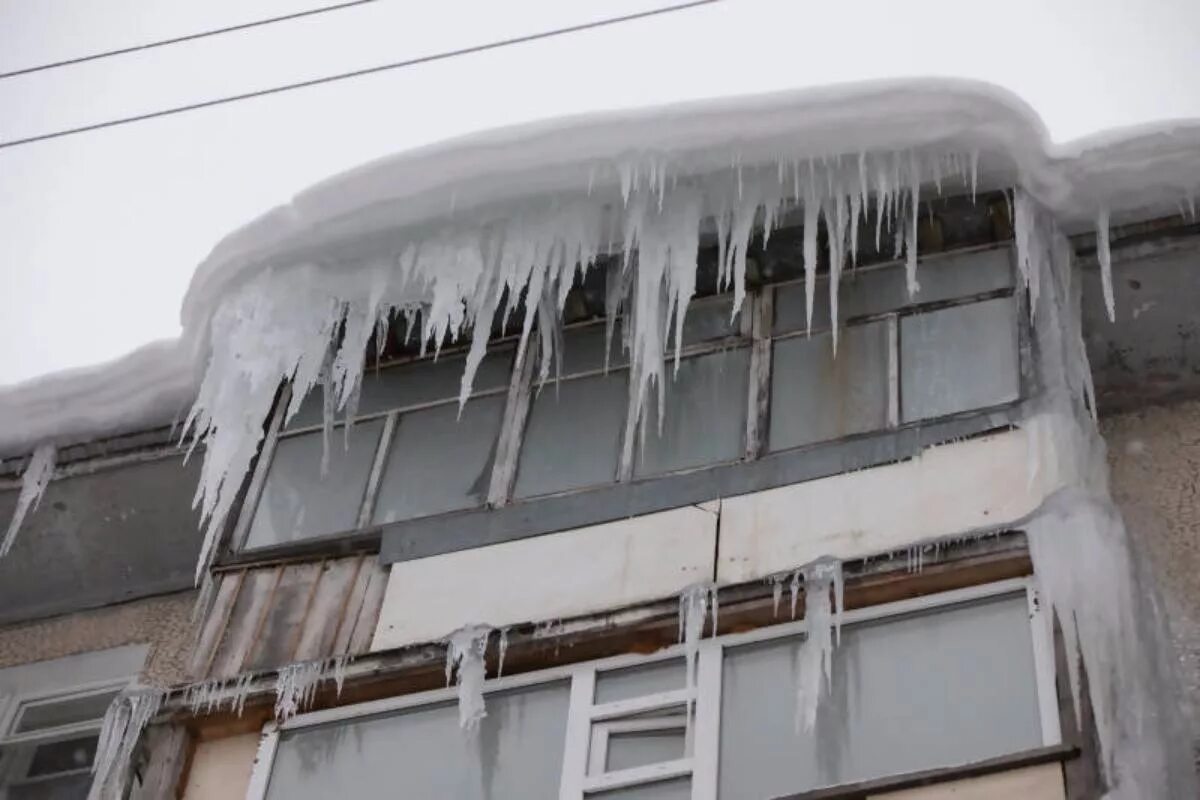 Сосульки на доме. Сосульки на крыше. Сход снега с крыши памятка. Сход снега с крыши памятка. Сосульки на крыше.