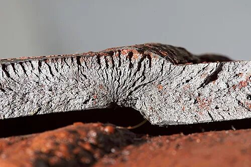 53039700029 трещины чугуна. сварные детали из чугуна. трещина чугуне. трещина на чугунной канализации. горячая трещина дефект отливки.