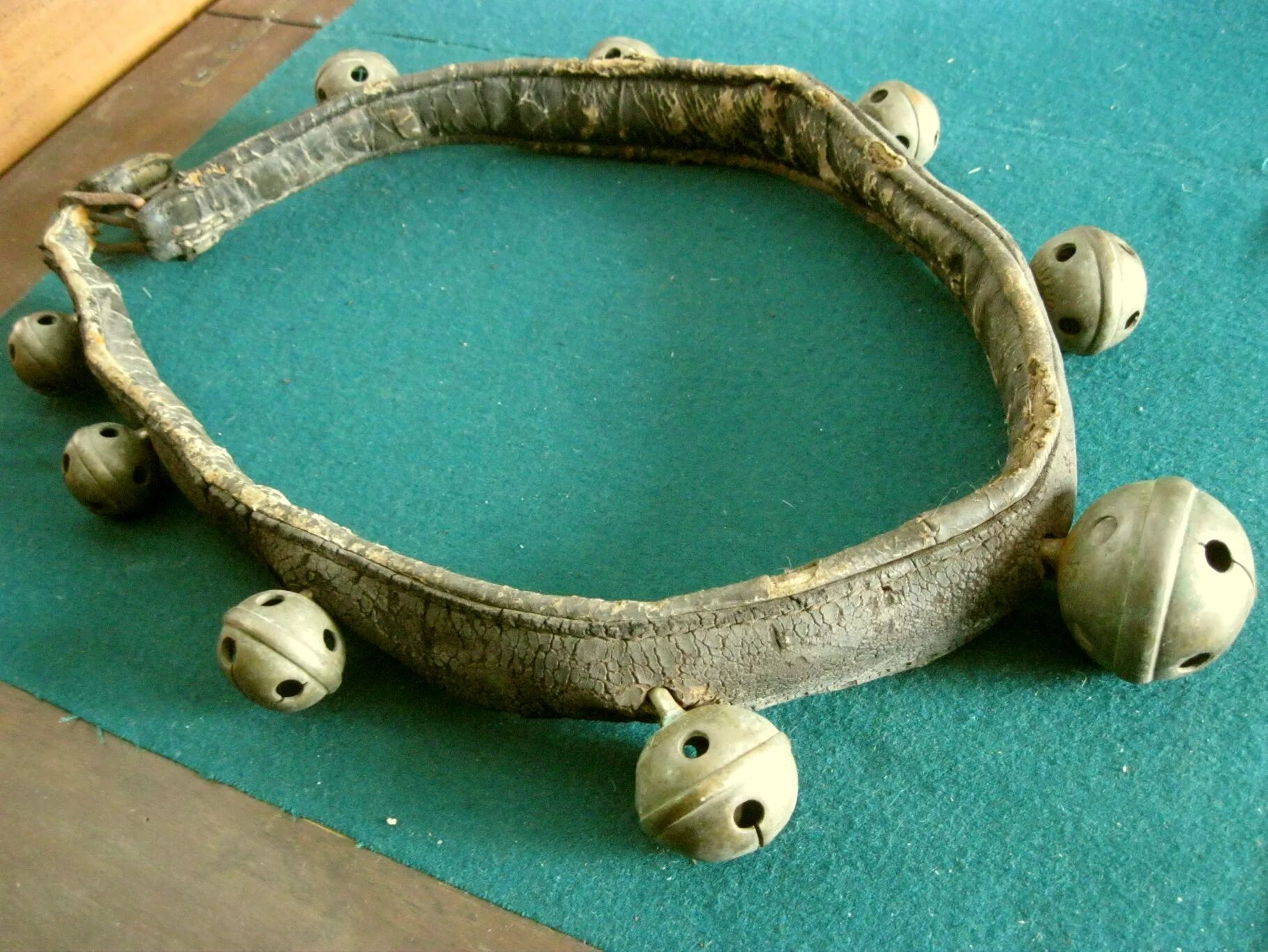 колокольчик конской упряжи. бубенчик на упряжи 8 букв. конская упряжь 19 век. колокольчик конской упряжи. бубенцы конской упряжи.