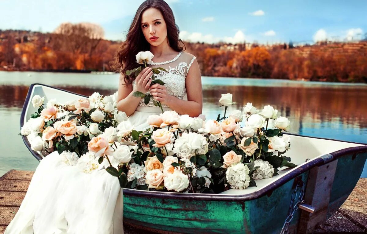 Букет цветов для девушки. Фотосессия в лодке. Женщина с цветами. Фотосессия в цветах.