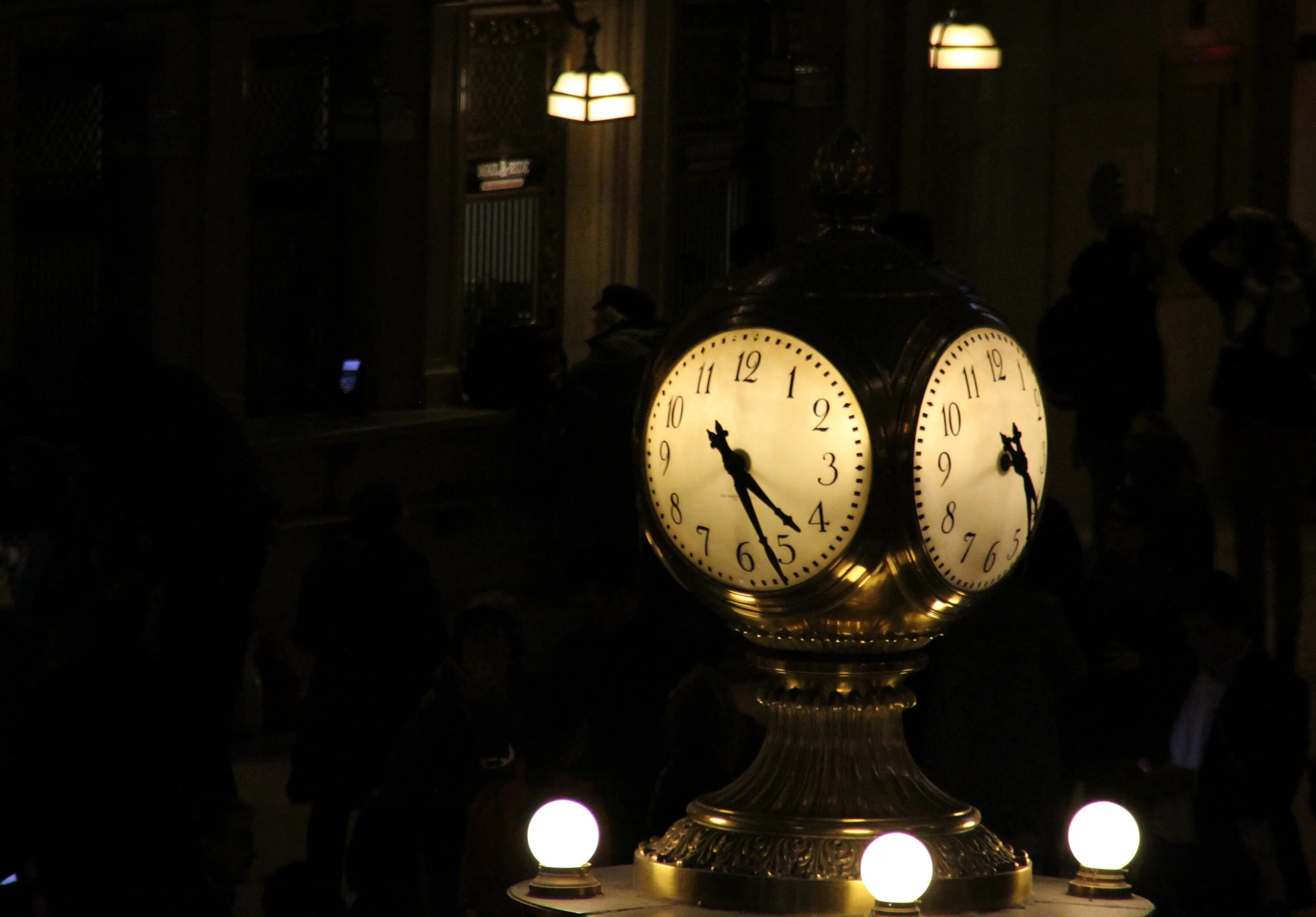 Часы вечерней службы. Grand Central Terminal часы. Часы Grand Central Terminal NY. Grand Central Terminal New York часы. Вечерние часы.