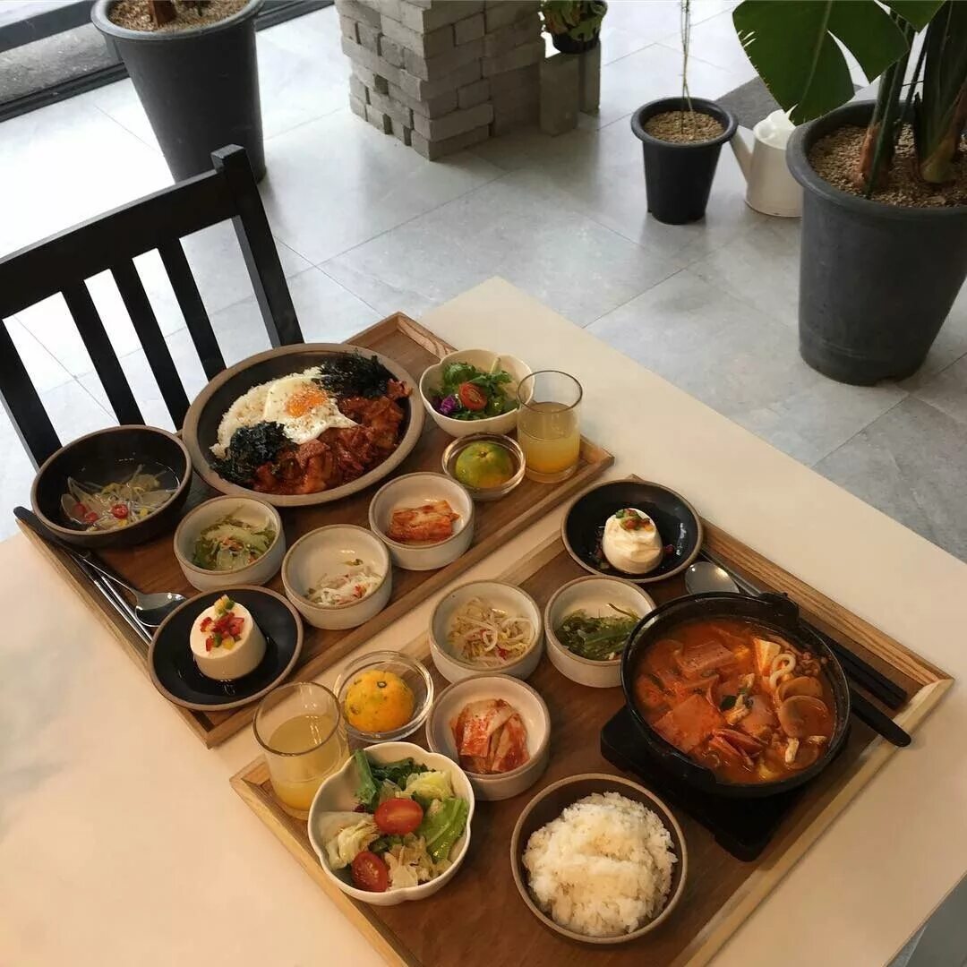 Корейский ужин. Корейский стол с едой. Еда в кафе в Корее. Корейский обед на двоих.