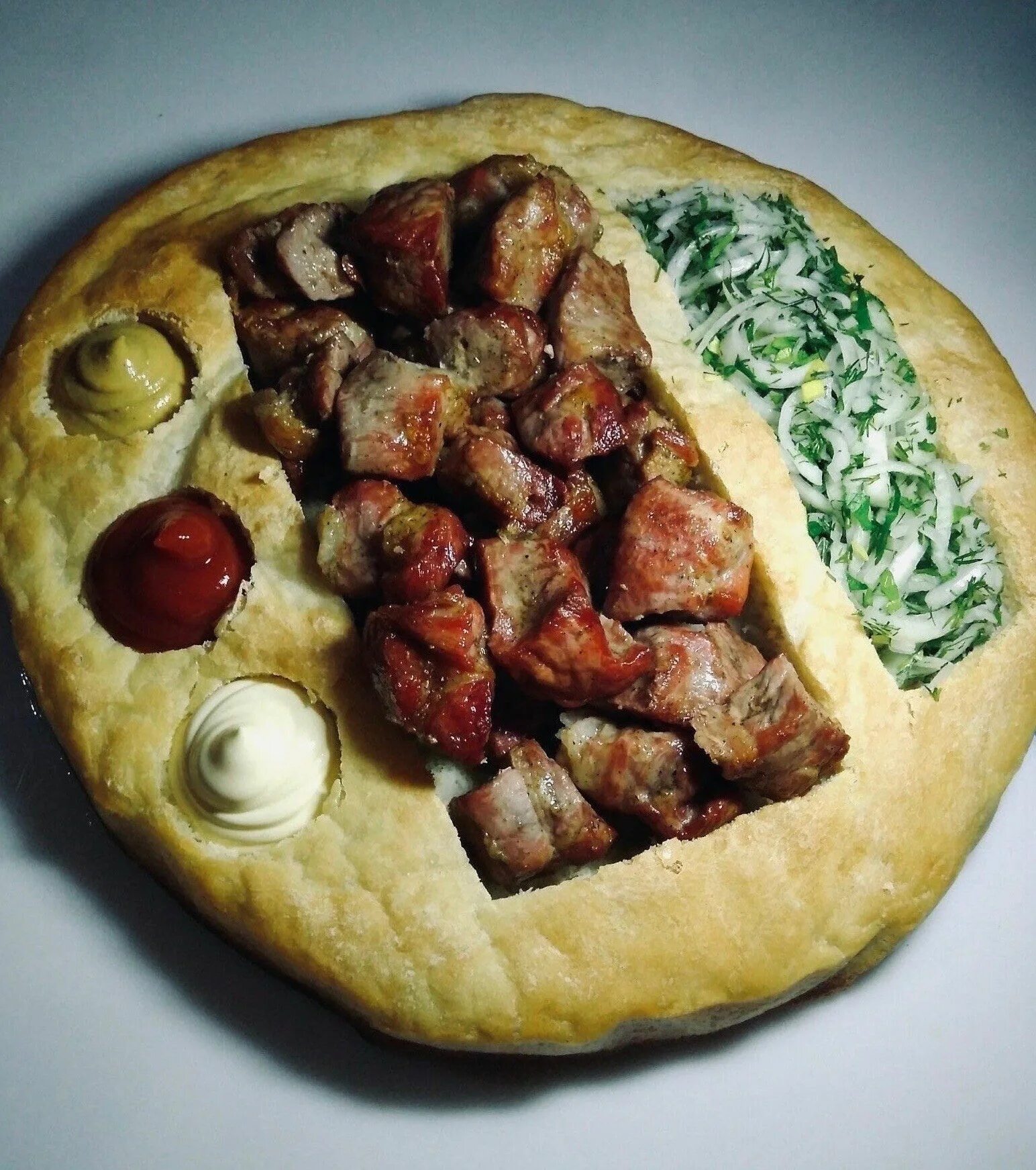 Шашлык в хлебе. Лепешка с мясом. необычная подача шашлыка. шашлык в лепешке.