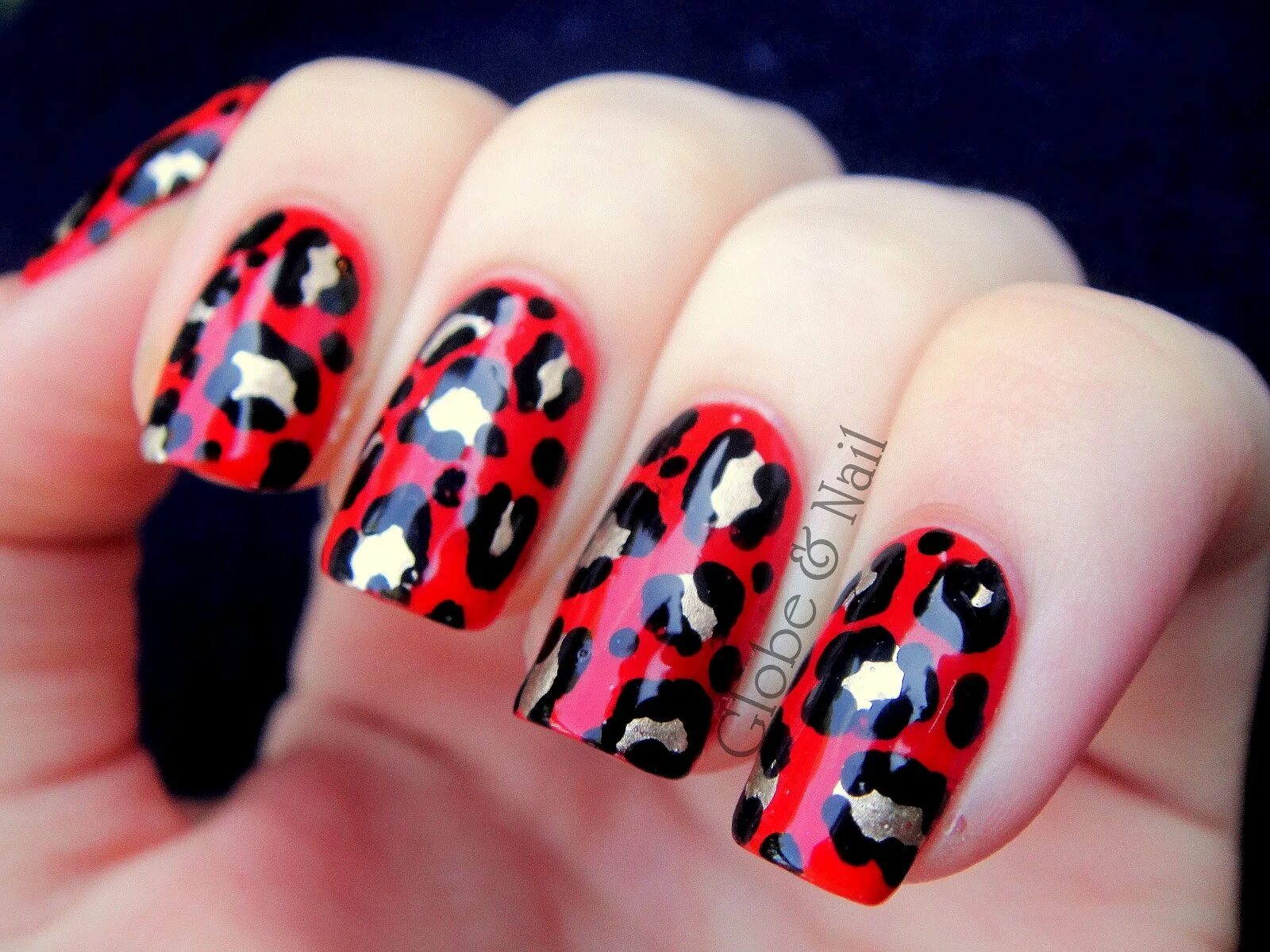 Дизайн ногтей с принтом. Красный маникюр с принтом. Маникюр красный с камуфляжем. Красные ногти с леопардом. Красный с леопардовым маникюр.