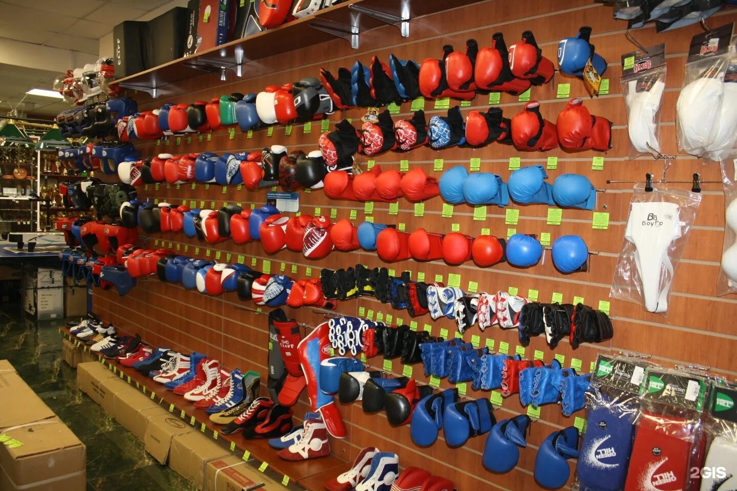 Спортивный магазин спорт. Спортивные товары. Интерьер спортивного магазина. Магазин спортивного инвентаря. Спорт магазины в луганске.