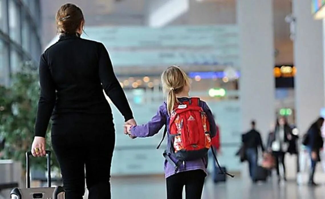 Порядок выезда детей. Несопровождаемые дети в аэропорту. Выезд ребенка за границу. Родители в аэропорту. Мама с ребенком в аэропорту.
