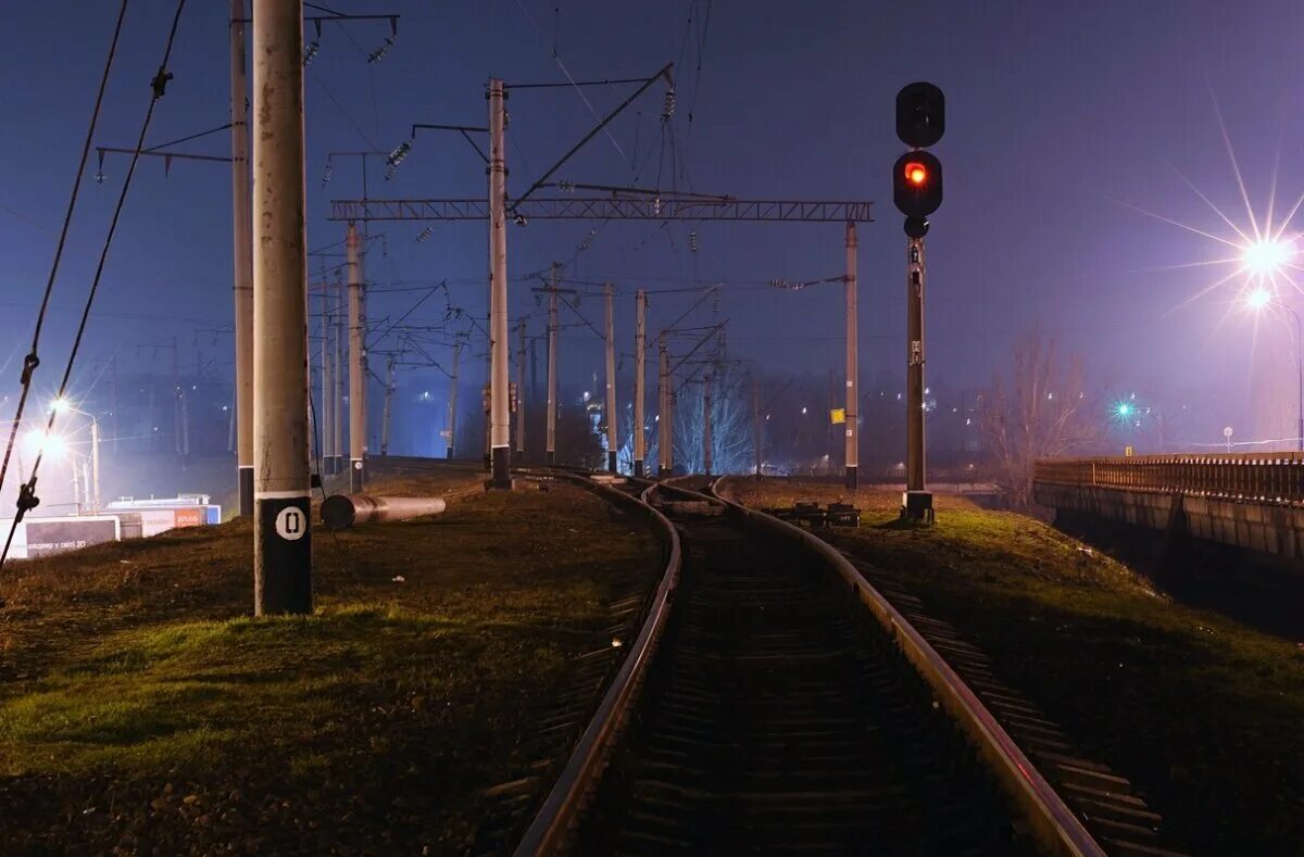Поездные светофоры на ЖД. Железнодорожный светофор. Светофор на железной дороге. Светофор для поездов. Зеленый светофор жд