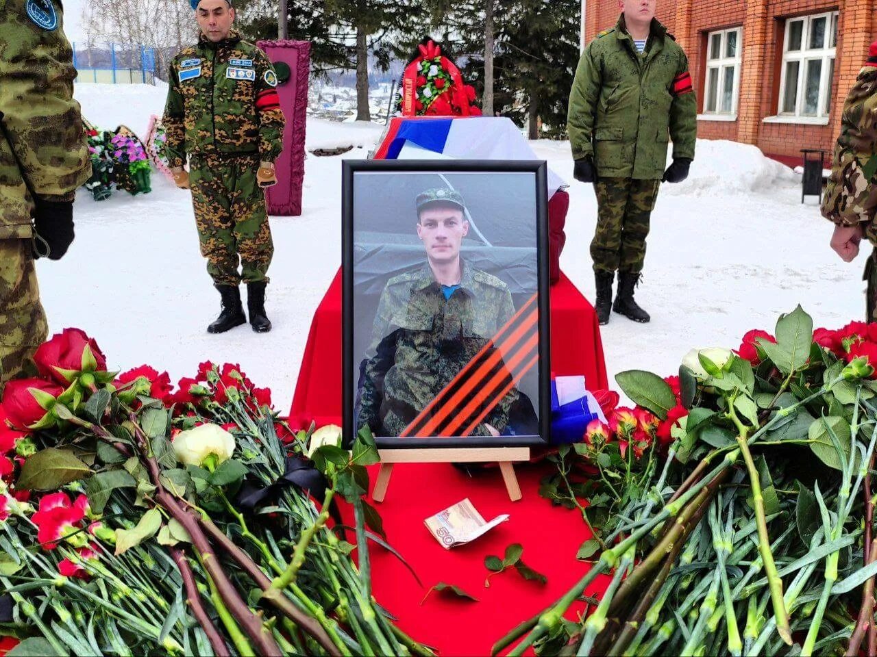 Последние новости сво к этому часу. Простились с военнослужащим погибшим Уфа.