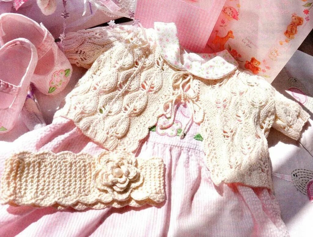 Вязаные детские вещи. Кофточка для новорожденной девочки спицами. Кофточка для новорожденного. Кофточка для девочки. Кофточка для новорожденной девочки спицами.