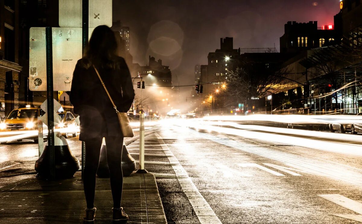 Фото женщин вечером. Люди на улице вечером. Прогулка ночью. Девушка ночью в городе. Девушка идет по улице.