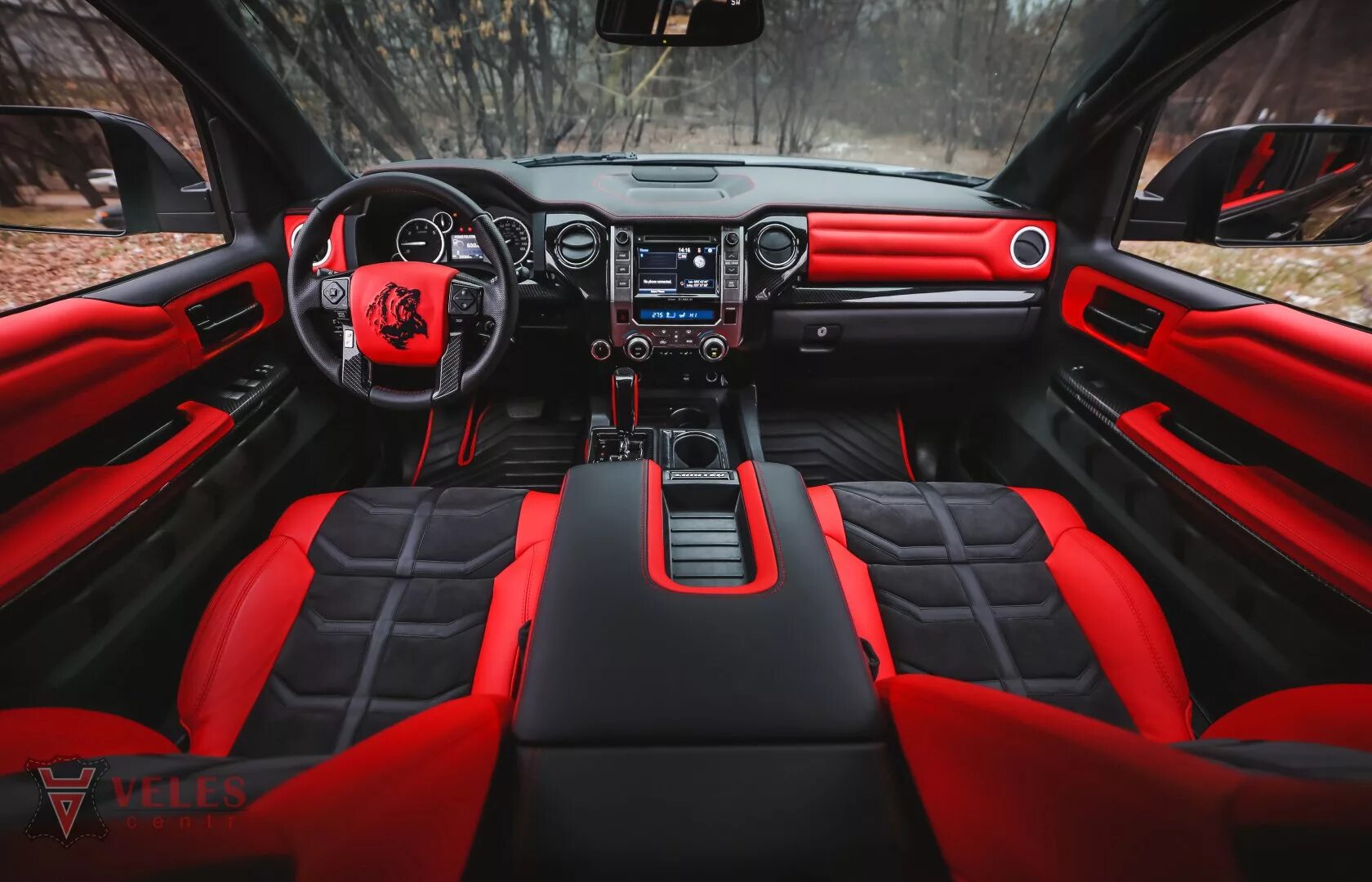 Где можно сделать тюнинг. Тюнингованный салон ваз 2110. Внешний тюнинг автомобиля. Порше гуччи. Тюнинг салона тойота тундра.