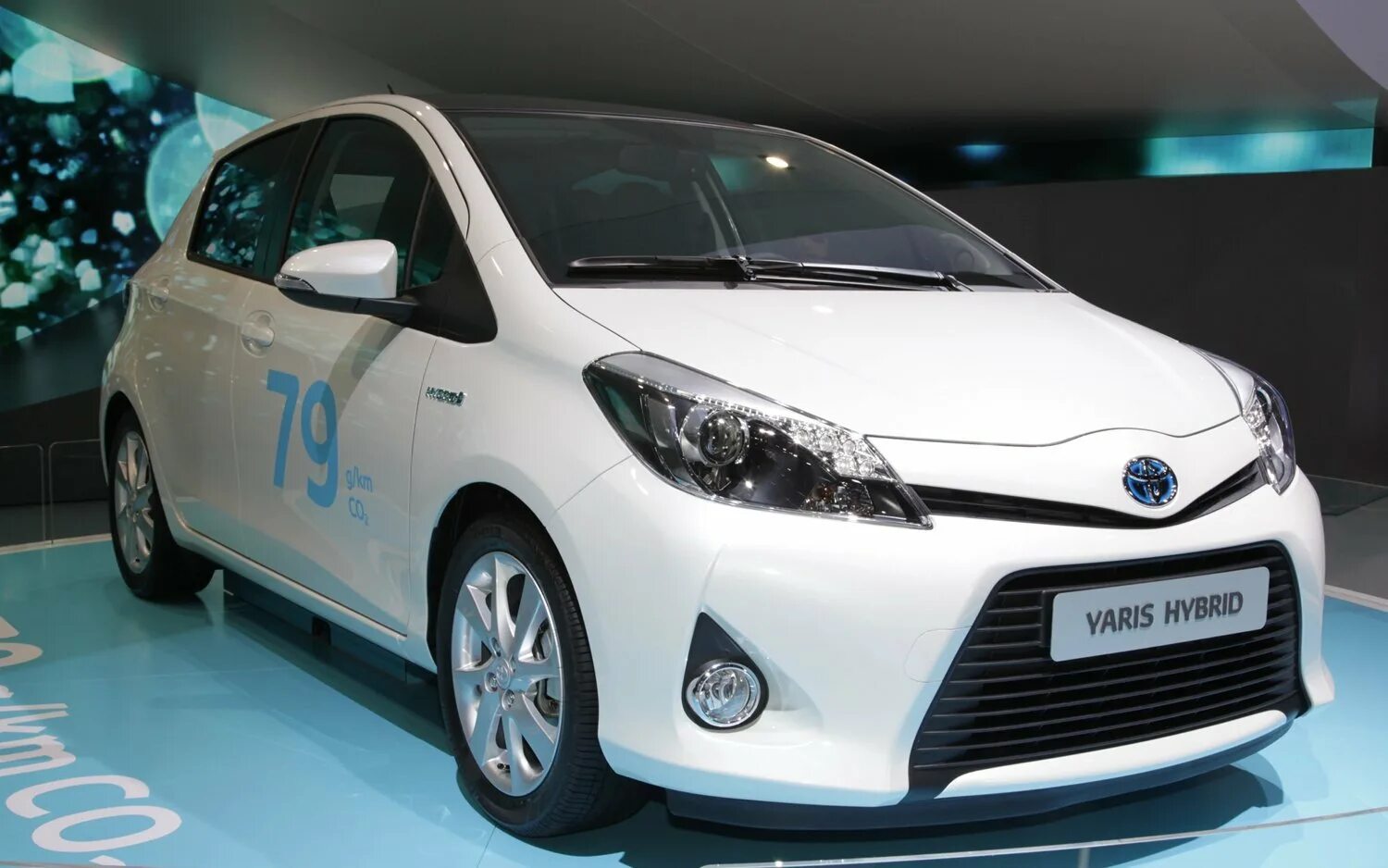 Написали гибрид. Toyota Yaris 2013 Hybrid. Toyota Yaris Hybrid 2022. Тойота Ярис 2023. Toyota Yaris 2018 Hybrid.