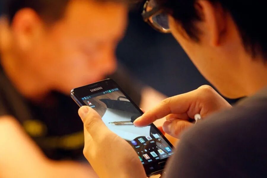 Мужчина в костюме с телефоном. Молодежь с гаджетами. Много дел. Картинки связанные с телефоном. Зависимые от телефонных игр.