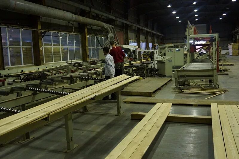 пропитчик пиломатериалов и изделий из древесины человек улыбается. лпк солдек. вуд завод киров клееный брус. занимается производством пиломатериалов. завод пиломатериалов.